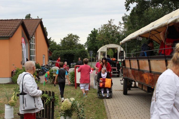 Bewohner der DRK-Wohnstätte Waldblick gehen zu den wartenden Kremserwagen