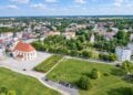 Luftbild der Forster Innenstadt mit Kirche, Freiflächen und Wohnbebauung
