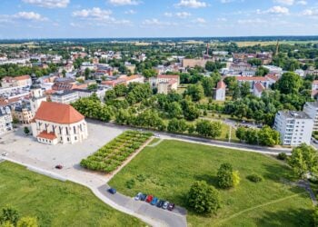 Luftbild der Forster Innenstadt mit Kirche, Freiflächen und Wohnbebauung