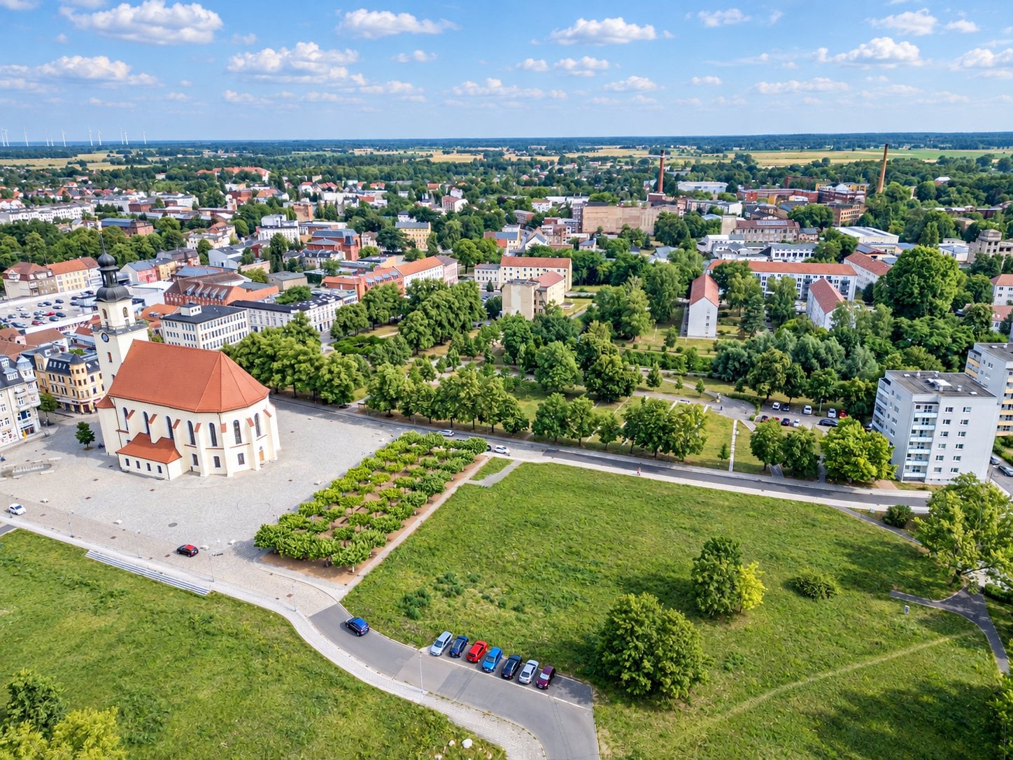 Luftbild der Forster Innenstadt mit Kirche, Freiflächen und Wohnbebauung