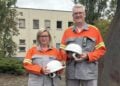 Wirtschaftsministerin Martina Klement und ArcelorMittal-Deutschlandchef Rainer Böse in Arbeitskleidung