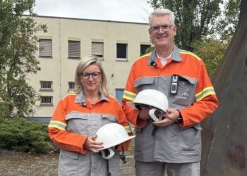 Wirtschaftsministerin Martina Klement und ArcelorMittal-Deutschlandchef Rainer Böse in Arbeitskleidung