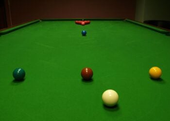 Snookertisch mit allen Kugeln in Startaufstellung, wie bei den Lausitzer Snooker Open in Cottbus gespielt wird
