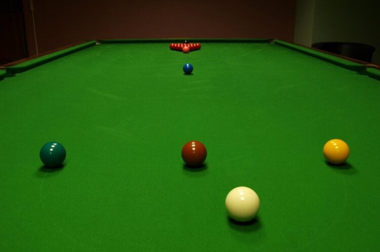 Snookertisch mit allen Kugeln in Startaufstellung, wie bei den Lausitzer Snooker Open in Cottbus gespielt wird