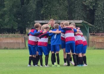 Nachwuchsmannschaft des SSV Lübbenau im Mannschaftskreis auf dem Platz