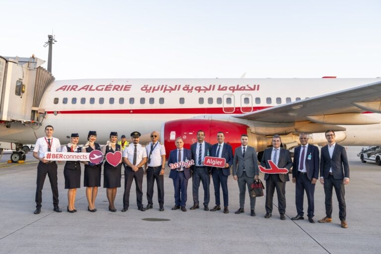 Boeing 737 der Air Algérie auf dem Vorfeld des Flughafens Berlin Brandenburg