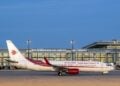 Boeing 737 der Air Algérie vor dem Terminal des Flughafens Berlin Brandenburg