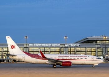 Boeing 737 der Air Algérie vor dem Terminal des Flughafens Berlin Brandenburg