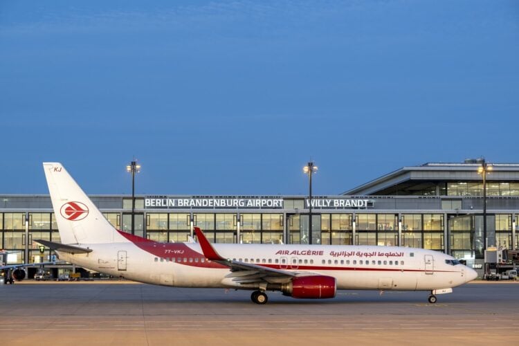 Boeing 737 der Air Algérie vor dem Terminal des Flughafens Berlin Brandenburg