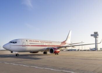 Boeing 737 der Air Algérie auf dem Vorfeld des BER vor dem Tower