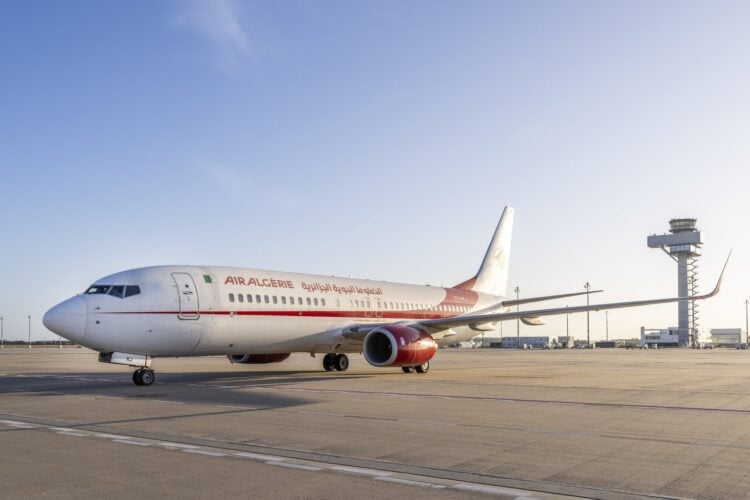Boeing 737 der Air Algérie auf dem Vorfeld des BER vor dem Tower
