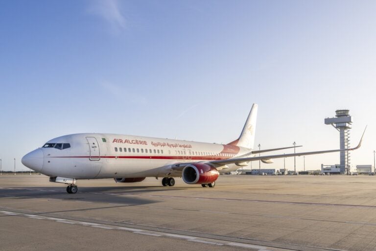 Boeing 737 der Air Algérie auf dem Vorfeld des Flughafens Berlin Brandenburg