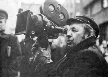 Andrzej Wajda blickt 1974 am Set durch eine Filmkamera