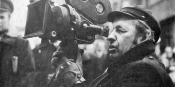 Andrzej Wajda blickt 1974 am Set durch eine Filmkamera