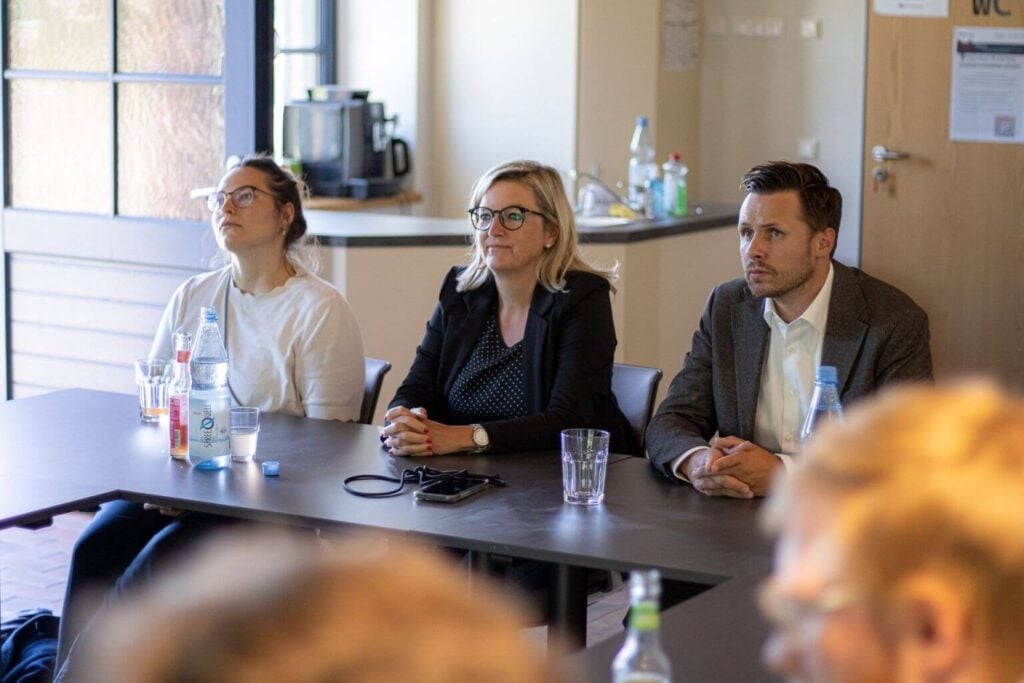 Wirtschaftsministerin Martina Klement und Bürgermeister Robert Czaplinski im Gespräch in Beeskow