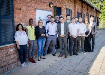Gruppenfoto vor dem Incubator Village auf der Spreeinsel in Beeskow