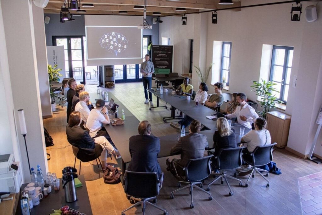 Präsentation im Incubator Village Beeskow mit Publikum an einer langen Tafel