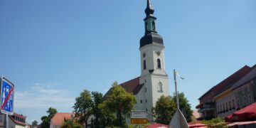 Altmarkt in Lübbenau mit der St.-Nikolai-Kirche
