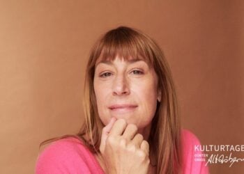 Porträt der Schauspielerin Helene Grass, die bei den Günter Grass Kulturtagen liest