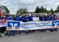 Jugendfeuerwehr Trebendorf mit Spendenscheck vor einem Feuerwehrfahrzeug