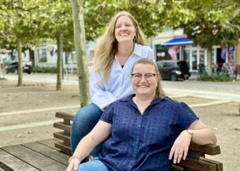 Anna Thamm-Wank und Kirsten Wolf von der Kirche mit Kindern sitzen auf einer Bank