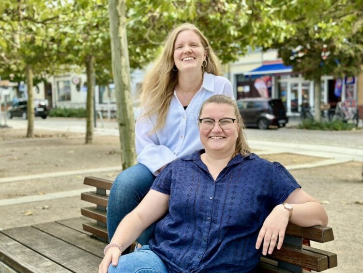 Anna Thamm-Wank und Kirsten Wolf von der Kirche mit Kindern sitzen auf einer Bank