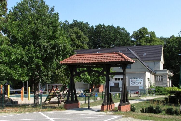Spielplatz und Gebäude einer Kindertagesstätte in Cottbus-Gallinchen