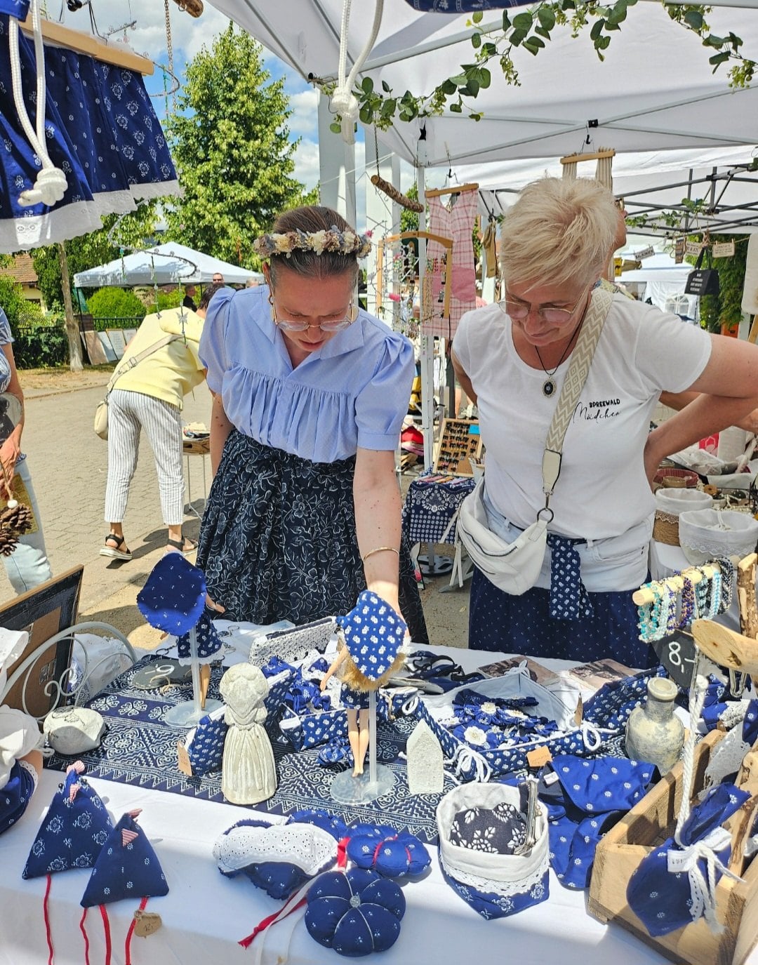 Besucherinnen auf dem Kreativmarkt in Burg