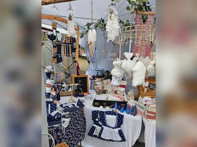 Stand mit handgemachten Spreewald-Artikeln auf dem Kreativmarkt in Burg