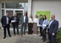 Gruppe vor dem Medizinischen Zentrum Lübbenau beim Besuch des Landrats