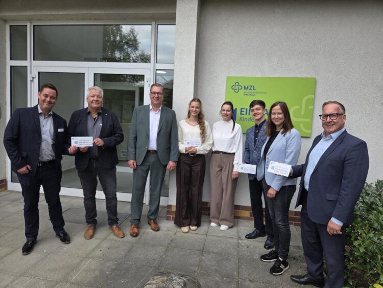 Gruppe vor dem Medizinischen Zentrum Lübbenau beim Besuch des Landrats