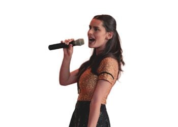 Junge Sängerin mit Mikrofon beim Singen