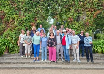 Teilnehmer der Rosenstädte-Tagung im Ostdeutschen Rosengarten in Forst