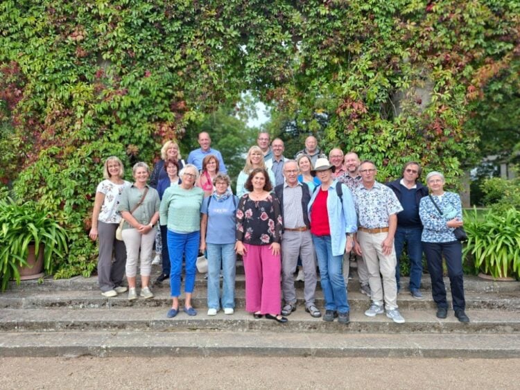 Teilnehmer der Rosenstädte-Tagung im Ostdeutschen Rosengarten in Forst