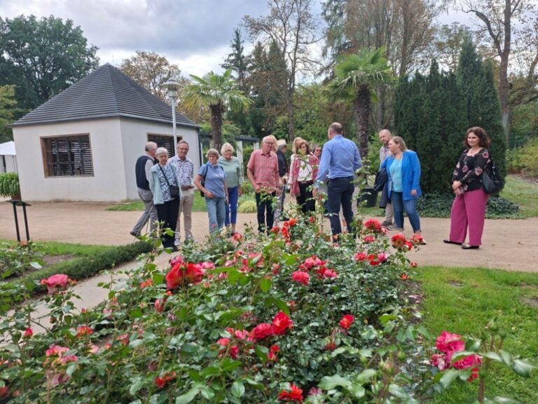 Teilnehmer der Rosenstädte-Tagung im Ostdeutschen Rosengarten in Forst