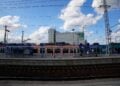 Regionalexpress mit der Aufschrift „Krasse Lausitz“ steht am Bahnsteig