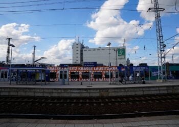Regionalexpress mit der Aufschrift „Krasse Lausitz“ steht am Bahnsteig