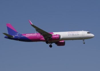 Airbus A321neo der Wizz Air im Landeanflug auf den Flughafen Berlin Brandenburg