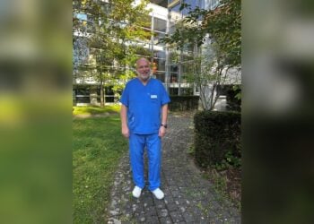 Rutker Stellke, Chefarzt für Notfallmedizin, vor dem Elbe-Elster Klinikum