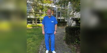 Rutker Stellke, Chefarzt für Notfallmedizin, vor dem Elbe-Elster Klinikum