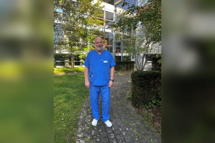 Rutker Stellke, Chefarzt für Notfallmedizin, vor dem Elbe-Elster Klinikum