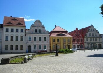 Bürgerhäuser am Marktplatz in der Altstadt von Luckau
