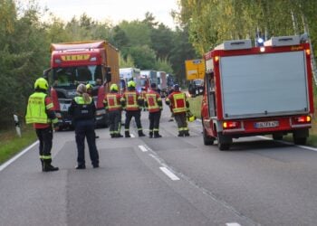 Einsatzkräfte von Feuerwehr und Polizei auf der gesperrten B156
