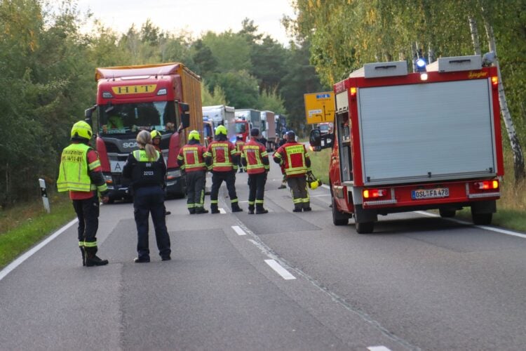 Einsatzkräfte von Feuerwehr und Polizei auf der gesperrten B156