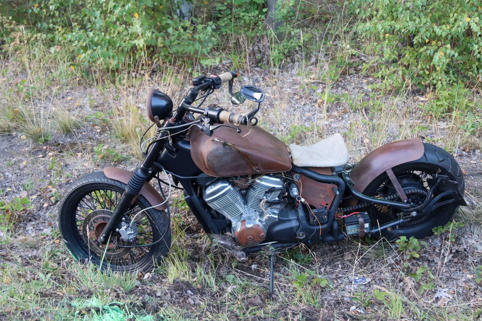 Beschädigtes Motorrad im Straßengraben neben der B156