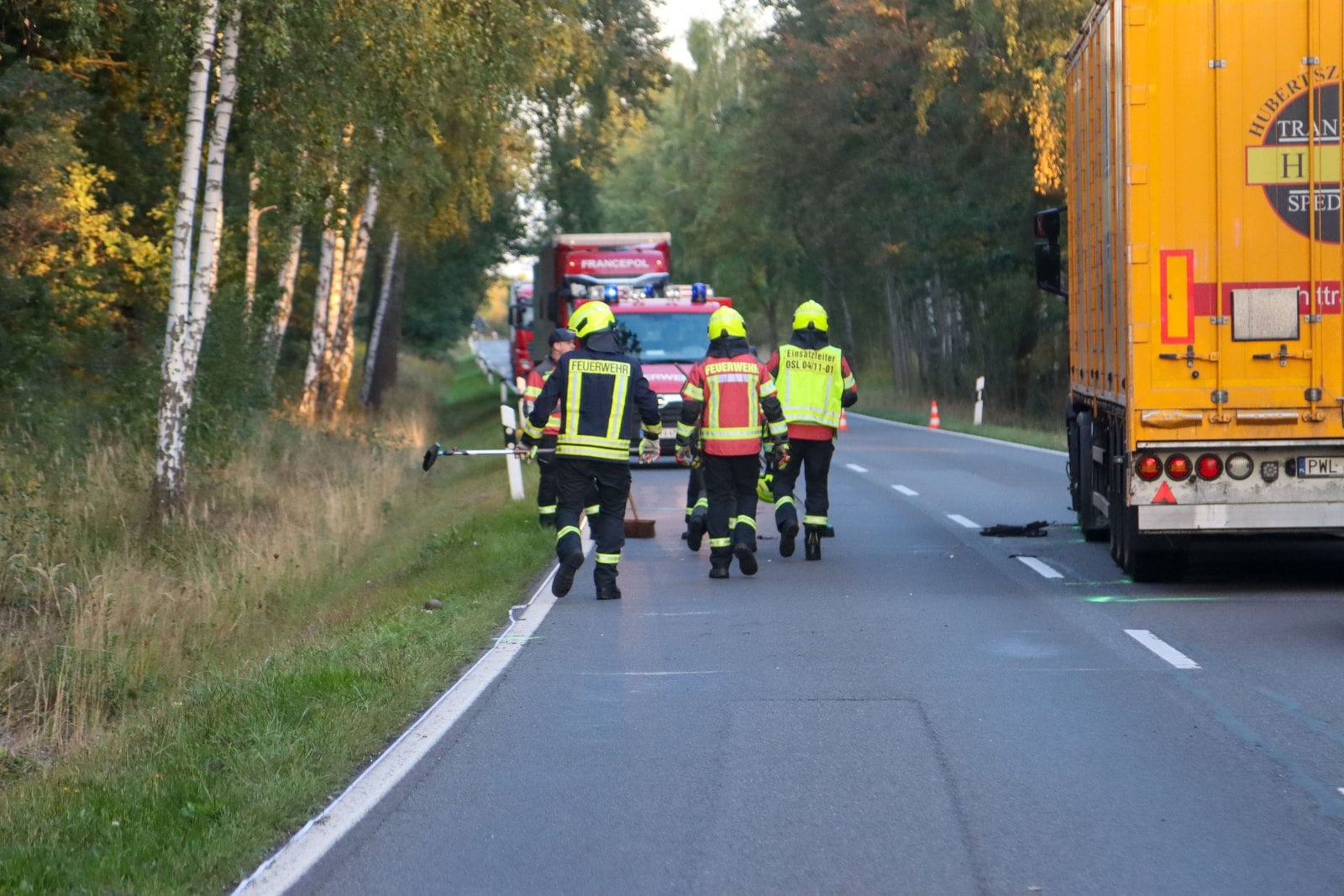 Gesperrte Bundesstraße 156 mit Einsatzkräften zwischen Bäumen