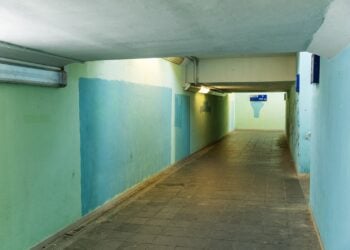 Fußgängertunnel am Bahnhof Calau mit frisch überstrichenen Wandflächen