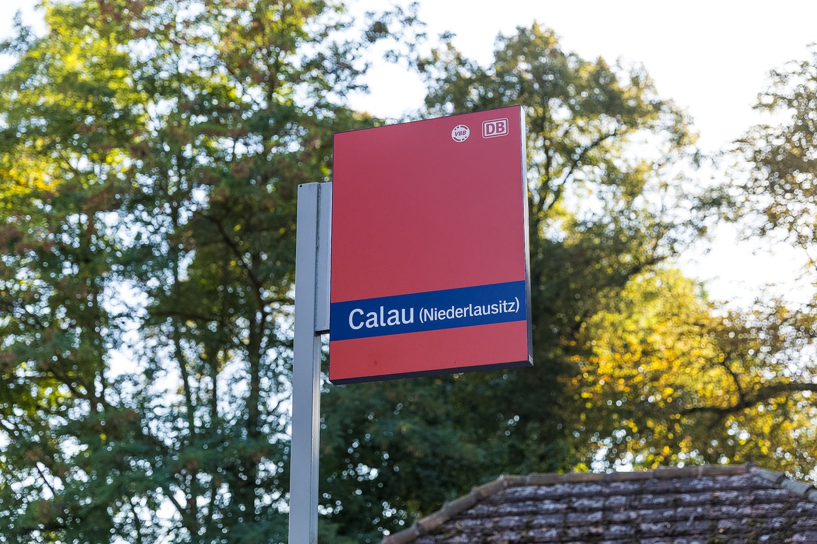 Bahnhofsschild mit der Aufschrift Calau (Niederlausitz)