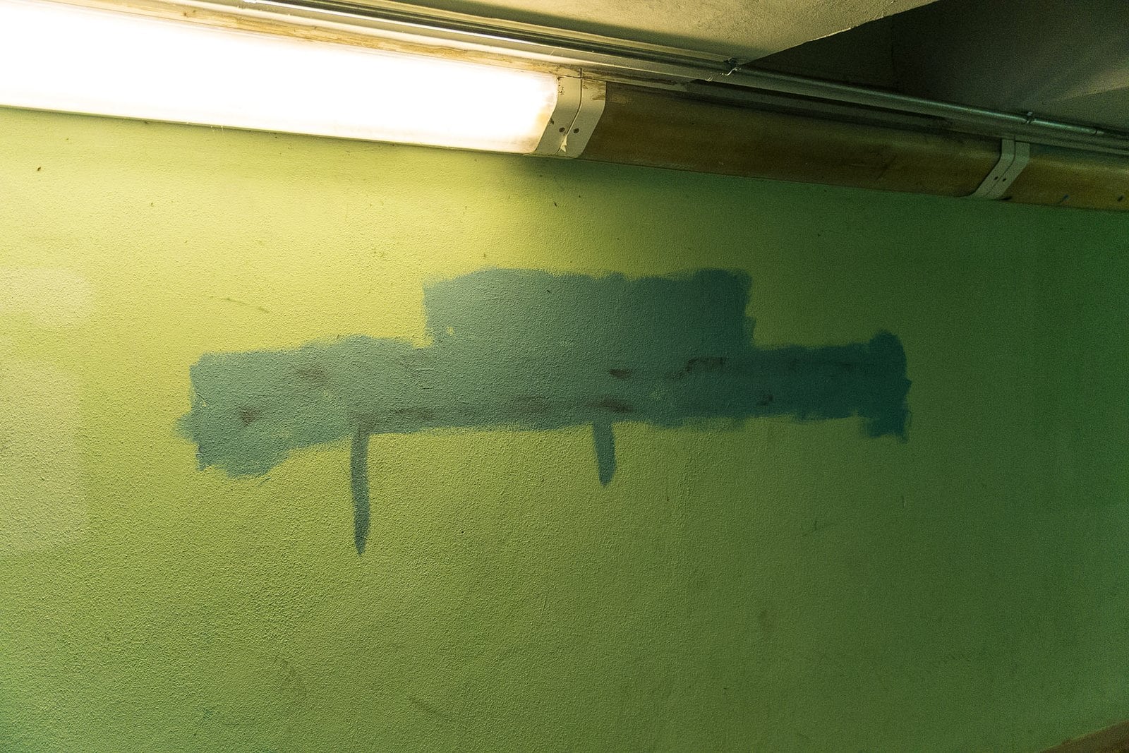 Überstrichene Wandfläche im Fußgängertunnel des Bahnhofs Calau