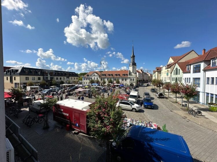 Stände mit gebrauchten Waren auf einem Flohmarkt